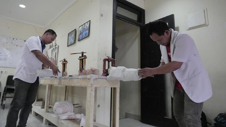 Yayasan tersebut memproduksi tangan dan kaki palsu untuk penyandang tuna daksa.