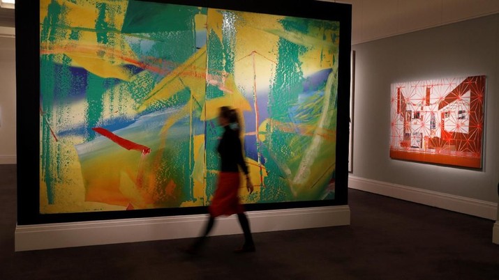 Lukisan Picasso A member of Sotheby's staff poses for a photograph with Gerhard Richter's Gelbrun (Yellow-Green) which is estimated at 7 to 8 million pounds in a forthcoming sale, in London, Britain, February 22, 2018. REUTERS/Peter Nicholls NO RESALES. NO ARCHIVES