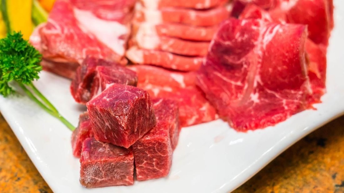 4 Cara Mudah Menghilangkan Bau Prengus Daging Kambing di Tangan
