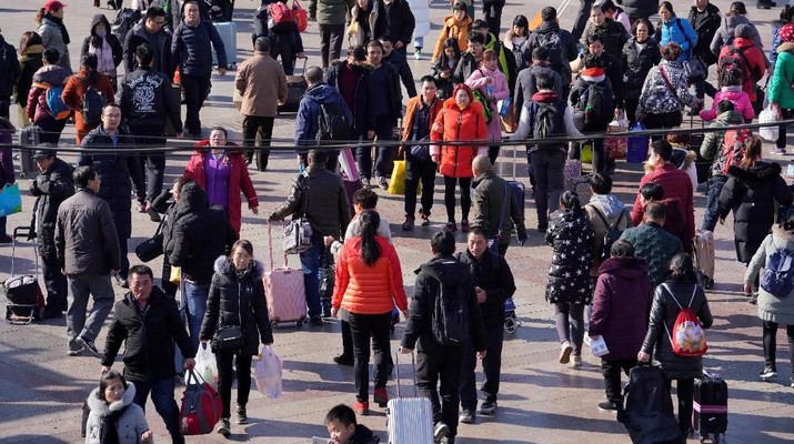 Passengers are seen at Beijing Railway Station after arriving by train to China's capital during the Chinese Lunar New Year travel rush as the annual Spring Festival holidays end in Beijing, China February 22, 2018. REUTERS/Jason Lee