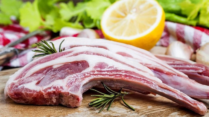 daging Raw lamb chops with spices and herbs close-up on wooden background