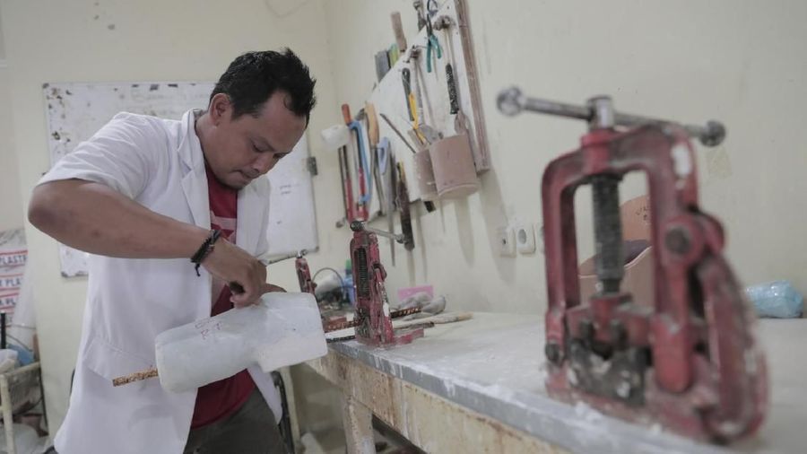 Yayasan tersebut memproduksi tangan dan kaki palsu untuk penyandang tuna daksa.