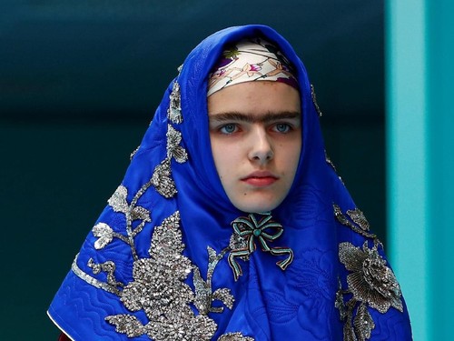Pertama Kalinya, Model Berhijab Melenggang di Fashion Show Gucci Pertama Kalinya, Model Berhijab Melenggang di Fashion Show Gucci