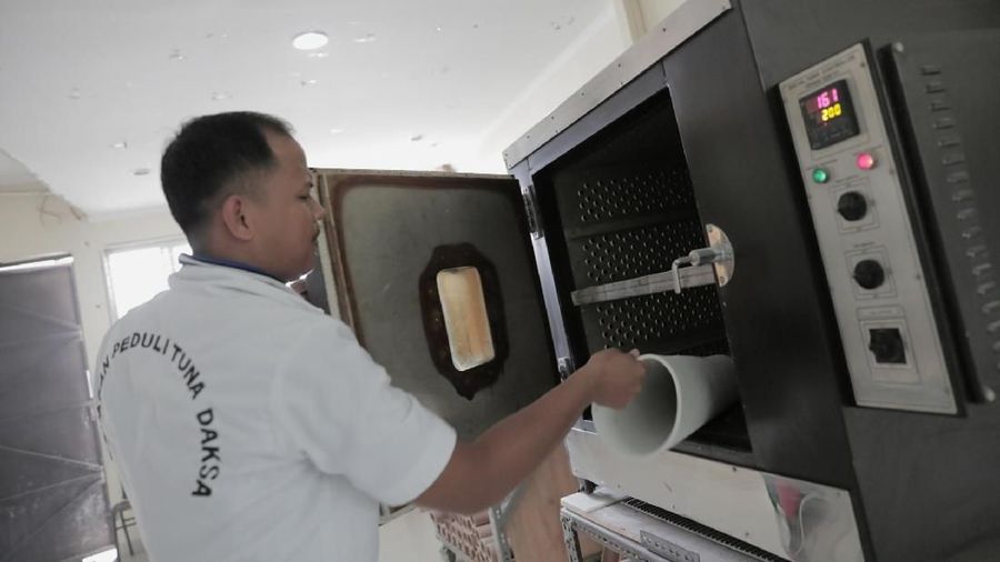 Yayasan tersebut memproduksi tangan dan kaki palsu untuk penyandang tuna daksa.