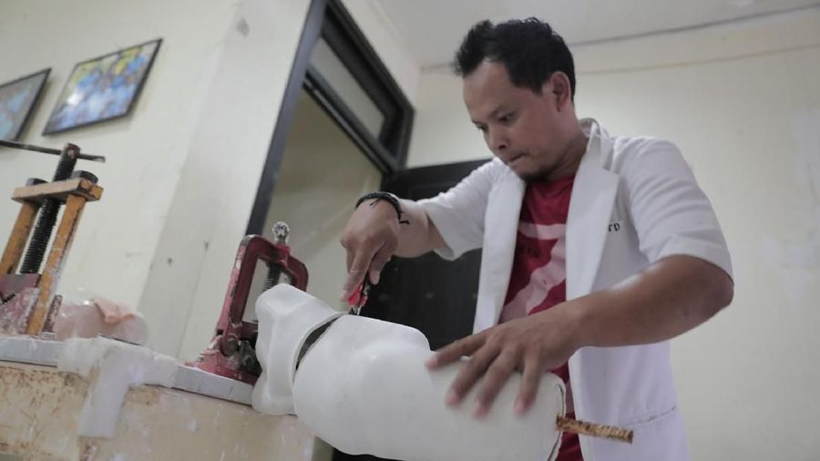 Yayasan tersebut memproduksi tangan dan kaki palsu untuk penyandang tuna daksa.
