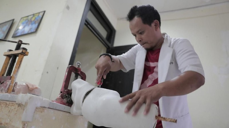Yayasan tersebut memproduksi tangan dan kaki palsu untuk penyandang tuna daksa.