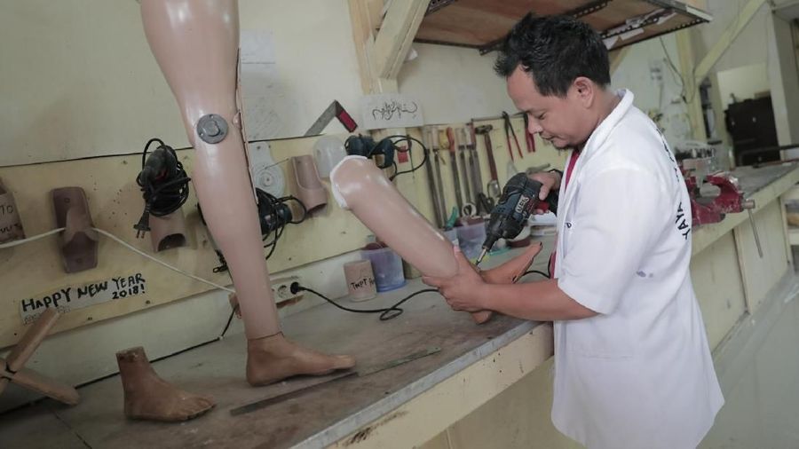 Yayasan tersebut memproduksi tangan dan kaki palsu untuk penyandang tuna daksa.