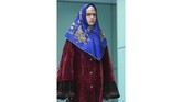 Gucci juga menampilkan berbagai potongan busana yang tak biasa, termasuk scarf persegi yang dipadupadankan mirip hijab. (AFP PHOTO / Filippo MONTEFORTE)
