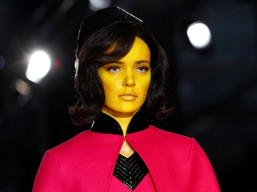 Saat Jackie O Jadi Alien di Fashion Show Moschino Saat Jackie O Jadi Alien di Fashion Show Moschino