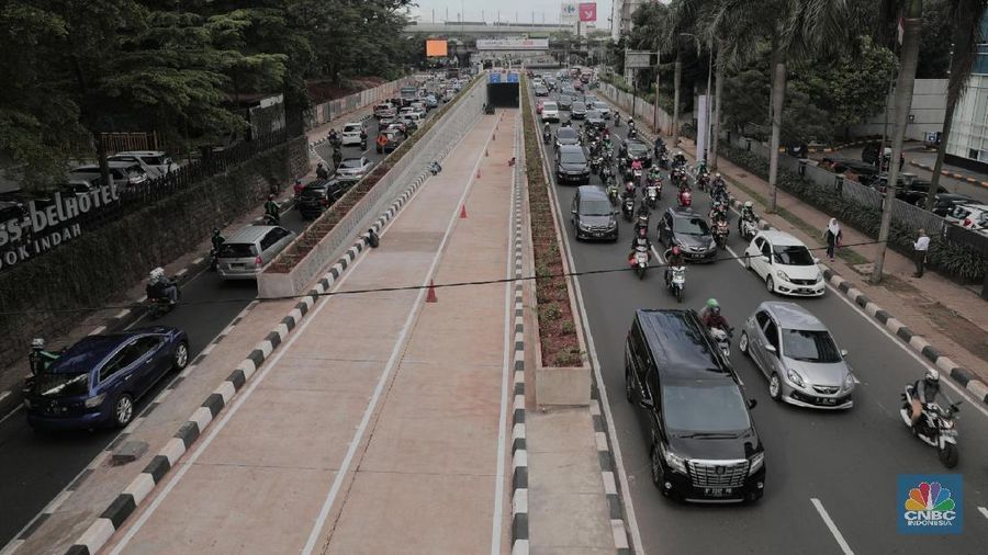 Pekerja melakukan finishing underpass Kartini di Jalan Lebak Bulus, Jakarta Selatan, Kamis (22/2/2018). Proyek yang menelan biaya Rp 90 Milyar ini bertujuan mengurai kemacetan di persimpangan sebidang di Jalan Metro Pondok Indah dan kawasan TB Simatupang. (վ/ Andrean Kristianto)