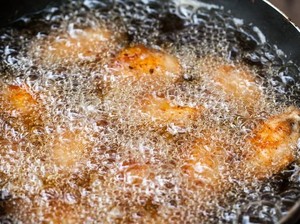 Teknik Menggoreng Deep Frying: Cara, Kelebihan, dan Kekurangannya
