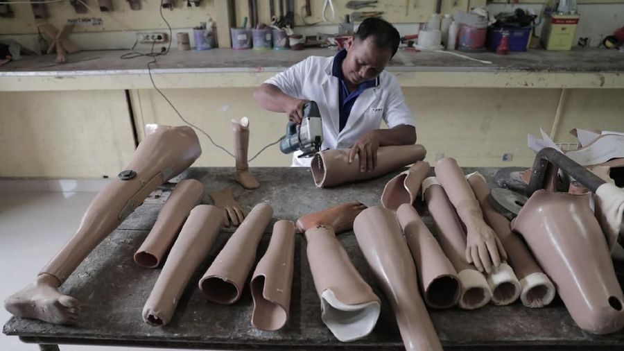 Yayasan tersebut memproduksi tangan dan kaki palsu untuk penyandang tuna daksa.