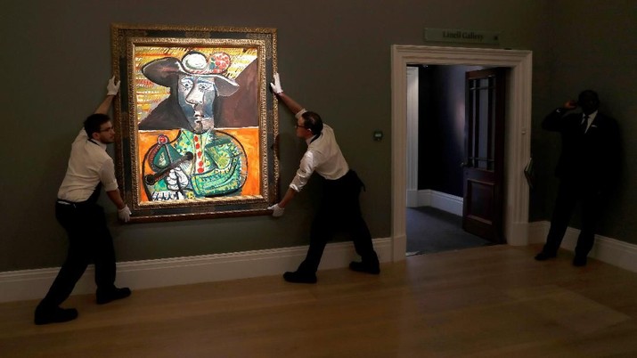Lukisan Picasso Sotheby's staff pose for a photograph with Pablo Picasso's Le Matador which is estimated at 14 to 18 million pounds in a forthcoming sale, in London, Britain, February 22, 2018. REUTERS/Peter Nicholls NO RESALES. NO ARCHIVES