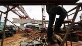 Ada empat proyek jalan layang (elevated) berskala besar dihentikan sementara, menyusul kecelakaan konstruksi di proyek pembangunan jalan tol Bekasi-Cawang-Kampung Melayu (Becakayu). (Eko Siswono Toyudho/Anadolu Agency).