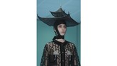 Dibutuhkan waktu enam bulan untuk membuat replika kepala tersebut sehingga mendapatkan bentuk 3D. Replika kepala yang digunakan Gucci dalam pameran koleksinya tersebut telah menjadi viral karena tantangan dari Eva Chen dan banyak orang telah membuat lelucon. (AFP PHOTO / Filippo MONTEFORTE)