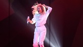 Rita Ora tampil di atas panggung Brit Awards 2018 di O2 Arena London, Rabu (21/2). Ia juga tampil bersama Liam Payne membawakan lagu tema 'Fifty Shades Freed', 'For You'. (REUTERS/Hannah McKay)