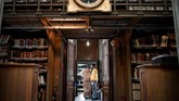 Pun gedung baru nanti yang berdesain 'kekinian' mampu memfasilitasi digitalisasi literasi yang selama ini terhambat di gedung lama. (AFP/Louisa Gouliamaki)