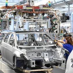 Raksasa Otomotif di Ambang Kejatuhan, Mau Tutup 3 Pabrik & PHK Massal