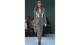 Dua model Gucci menampilkan koleksi Fall 2018 di Milan. Model ini ditata oleh sutradara kreatif Alessandro Michele dengan membawa replika kepala mereka sendiri yang terlihat begitu nyata. (AFP PHOTO / Filippo MONTEFORTE)