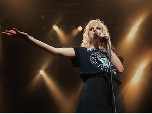 Hayley Williams Nangis Buka Konser The Eras Tour Taylor Swift