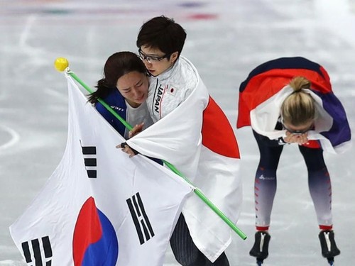 Respect! Momen Juara Ice Skating Hibur Rival yang Menangis karena Kalah Respect! Momen Juara Ice Skating Hibur Rival yang Menangis karena Kalah