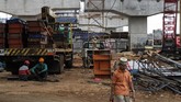 Setidaknya empat proyek jalan layang (elevated) dihentikan sementara, antara lain proyek kereta ringat (LRT) Palembang dan Jakarta, mass rapid transit (MRT) Jakarta, dan jalur kereta api dwi ganda (DDT). (Eko Siswono Toyudho/Anadolu Agency).