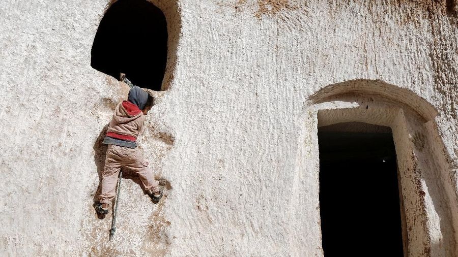 Di lembah gersang di wilayah Djebel Dahar Tunisia Selatan terdapat sejumlah keluarga yang tinggal berabad-abad di rumah bawah tanah