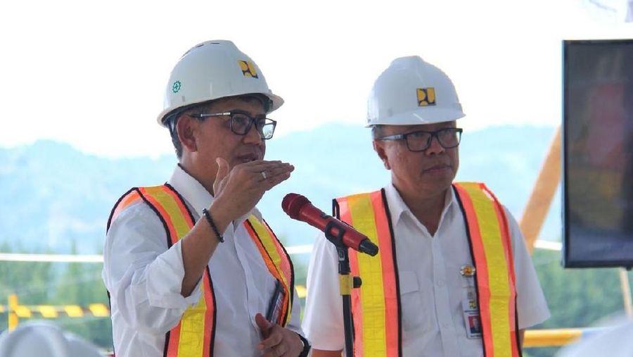 Museum Rekor Indonesia (MURI) memberikan 2 rekor pada proyek pembangunan Jembatan Holtekamp.