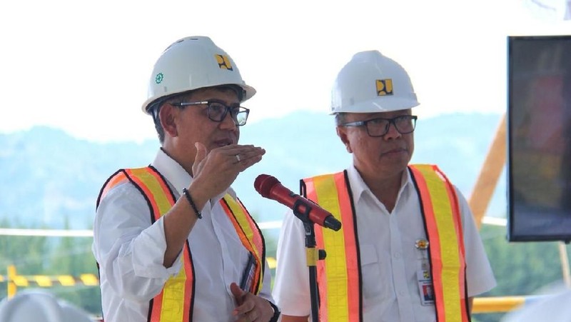 Museum Rekor Indonesia (MURI) memberikan 2 rekor pada proyek pembangunan Jembatan Holtekamp.