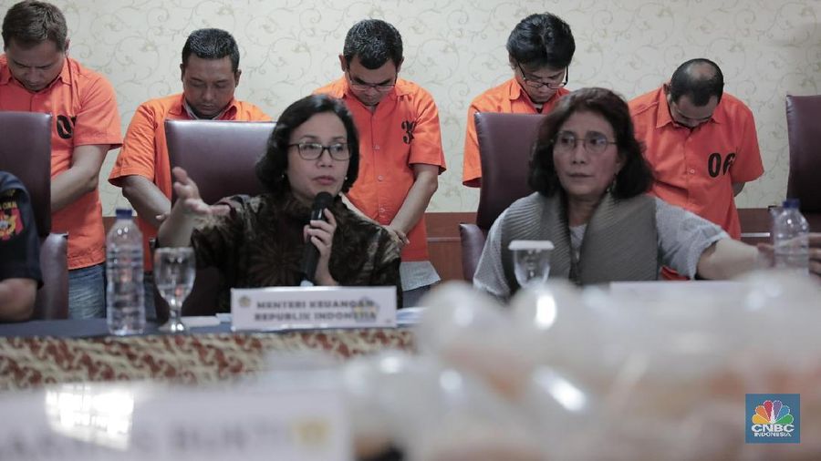 Dua srikandi, Menteri Keuangan Sri Mulyani dan Menteri KKP Susi Pudjiastuti menggelar konferensi pers penangkapan penyelundupan baby lobster.