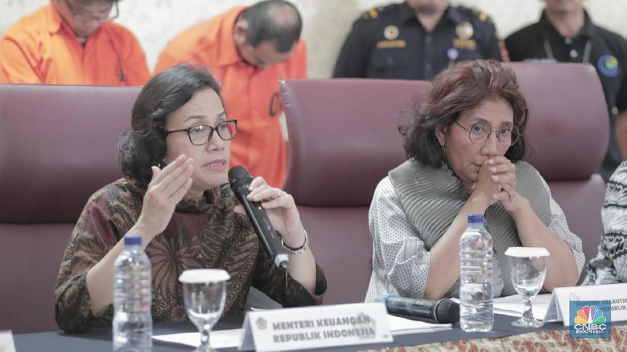Dua srikandi, Menteri Keuangan Sri Mulyani dan Menteri KKP Susi Pudjiastuti menggelar konferensi pers penangkapan penyelundupan baby lobster.