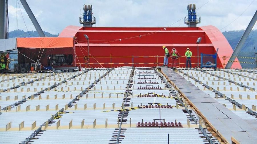Museum Rekor Indonesia (MURI) memberikan 2 rekor pada proyek pembangunan Jembatan Holtekamp.