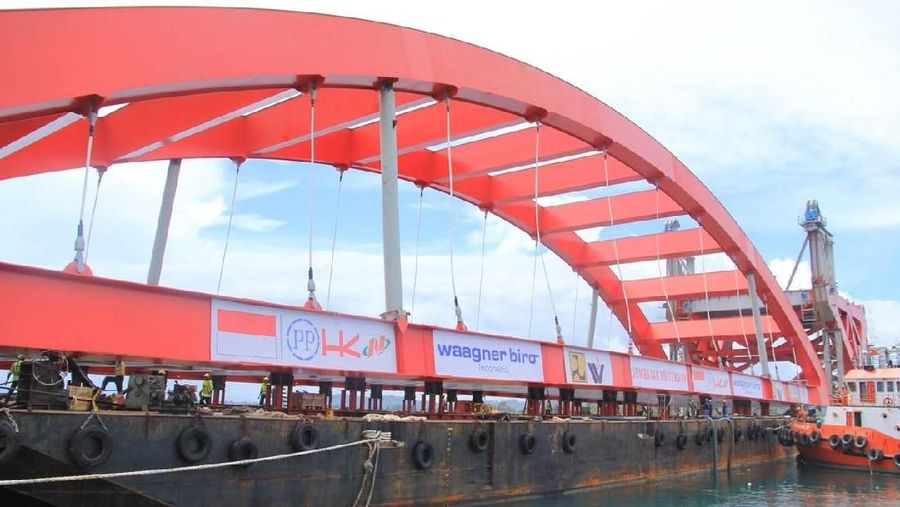Museum Rekor Indonesia (MURI) memberikan 2 rekor pada proyek pembangunan Jembatan Holtekamp.