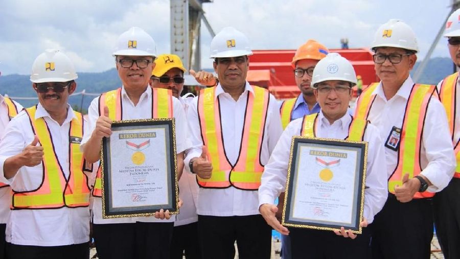 Museum Rekor Indonesia (MURI) memberikan 2 rekor pada proyek pembangunan Jembatan Holtekamp.