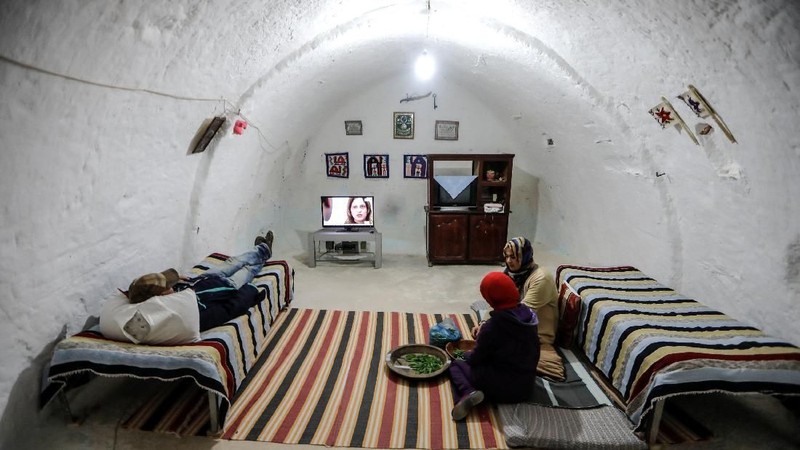 Di lembah gersang di wilayah Djebel Dahar Tunisia Selatan terdapat sejumlah keluarga yang tinggal berabad-abad di rumah bawah tanah
