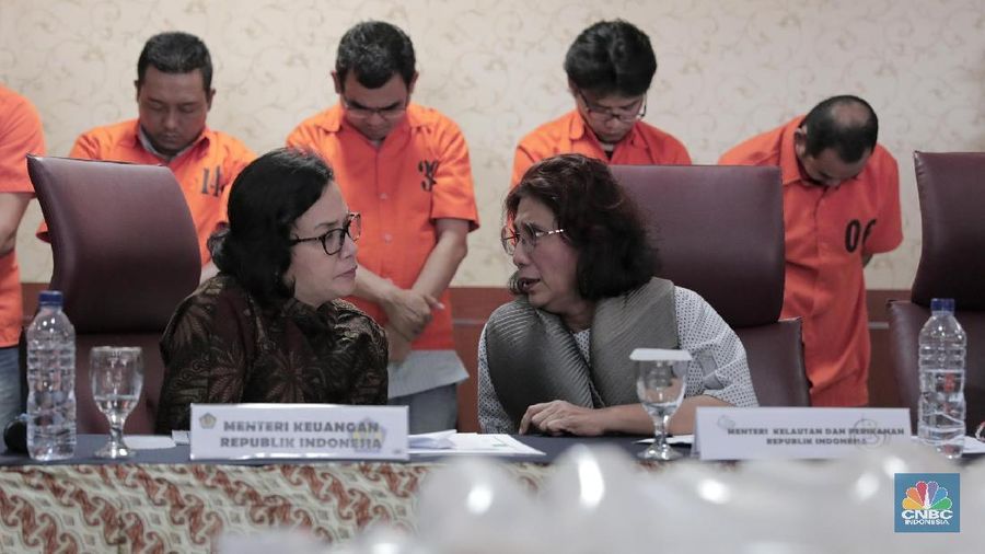 Dua srikandi, Menteri Keuangan Sri Mulyani dan Menteri KKP Susi Pudjiastuti menggelar konferensi pers penangkapan penyelundupan baby lobster.