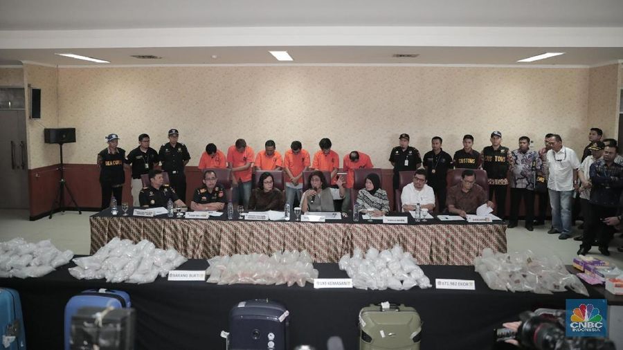 Dua srikandi, Menteri Keuangan Sri Mulyani dan Menteri KKP Susi Pudjiastuti menggelar konferensi pers penangkapan penyelundupan baby lobster.