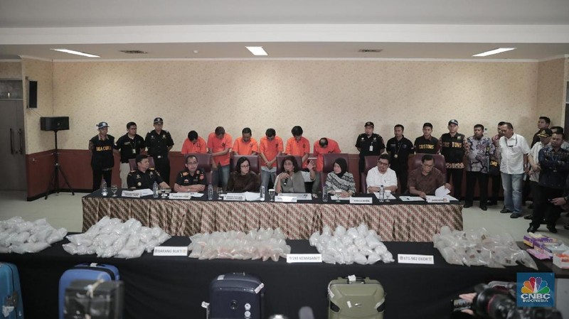 Dua srikandi, Menteri Keuangan Sri Mulyani dan Menteri KKP Susi Pudjiastuti menggelar konferensi pers penangkapan penyelundupan baby lobster.