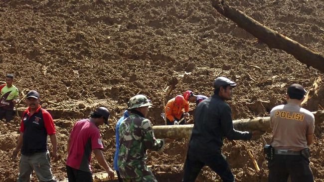 Longsor Dibersihkan, Jalur Cianjur-Bandung Masih Lumpuh