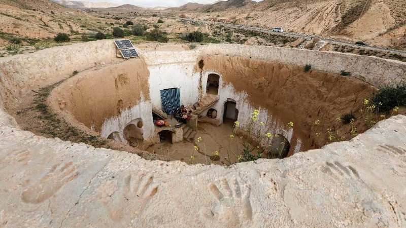 Di lembah gersang di wilayah Djebel Dahar Tunisia Selatan terdapat sejumlah keluarga yang tinggal berabad-abad di rumah bawah tanah