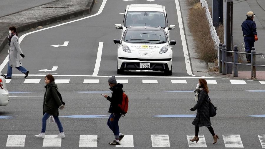A self-driving vehicle, based on Nissan Leaf electric vehicle (EV), for Easy Ride service, developed by Nissan and mobile gaming platform operator DeNA Co, is seen during its media preview in Yokohama, Japan, February 21, 2018. Picture taken February 21, 2018.  REUTERS/Toru Hanai