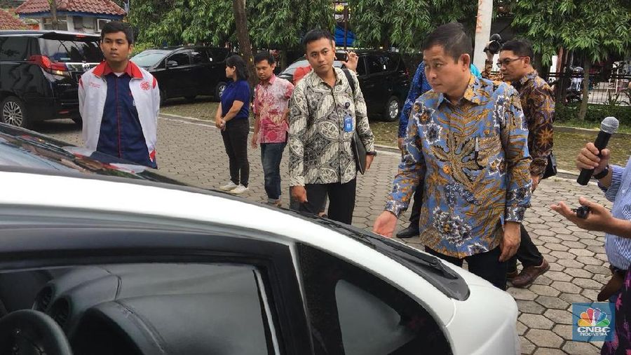 Mahasiswa UGM memperkenalkan Mobil hingga becak listrik buatan mereka ke Menteri ESDM Ignasius Jonan, Jumat (22/02/2018)