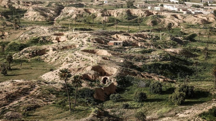 Di lembah gersang di wilayah Djebel Dahar Tunisia Selatan terdapat sejumlah keluarga yang tinggal berabad-abad di rumah bawah tanah