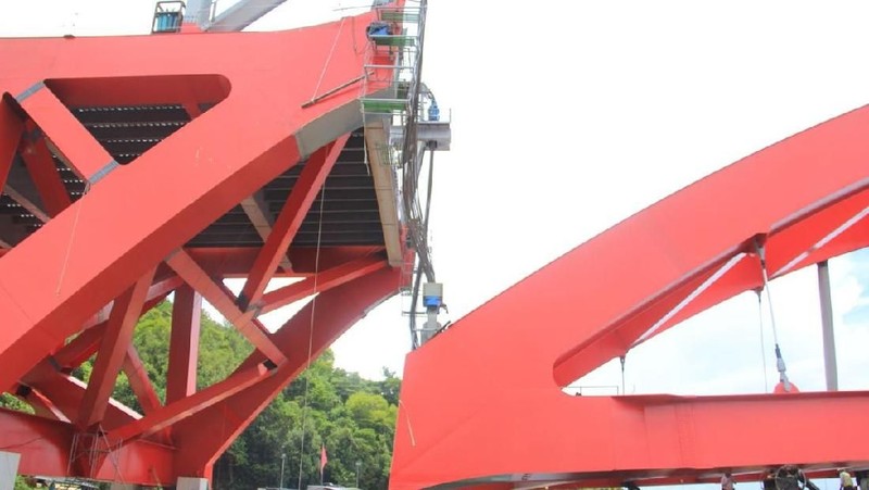 Museum Rekor Indonesia (MURI) memberikan 2 rekor pada proyek pembangunan Jembatan Holtekamp.