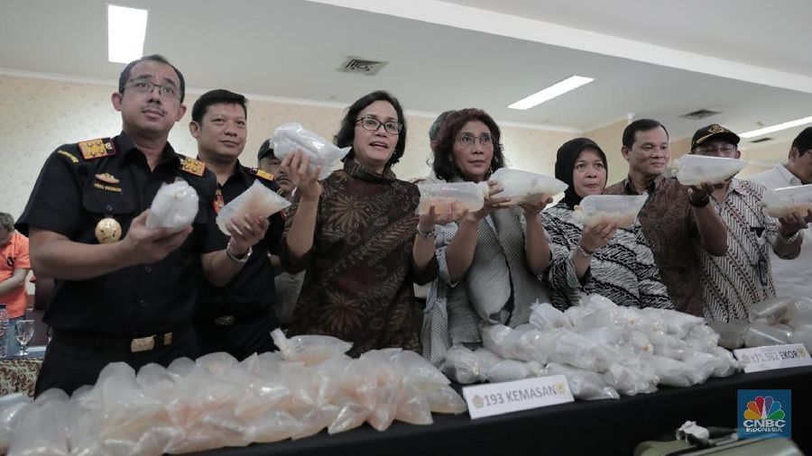 Dua srikandi, Menteri Keuangan Sri Mulyani dan Menteri KKP Susi Pudjiastuti menggelar konferensi pers penangkapan penyelundupan baby lobster.