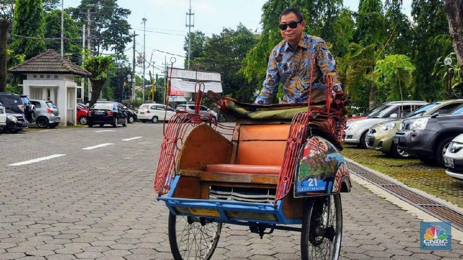 Mahasiswa UGM memperkenalkan Mobil hingga becak listrik buatan mereka ke Menteri ESDM Ignasius Jonan, Jumat (22/02/2018)