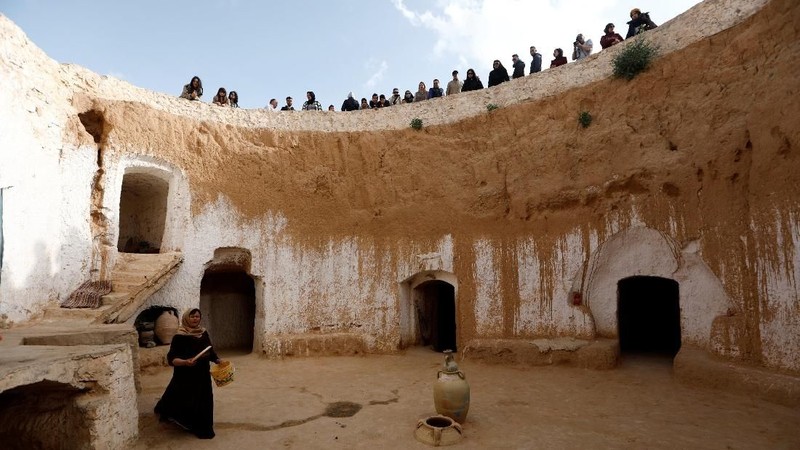 Di lembah gersang di wilayah Djebel Dahar Tunisia Selatan terdapat sejumlah keluarga yang tinggal berabad-abad di rumah bawah tanah