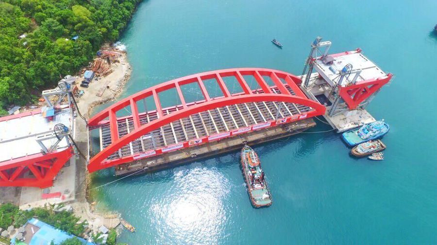 Museum Rekor Indonesia (MURI) memberikan 2 rekor pada proyek pembangunan Jembatan Holtekamp.
