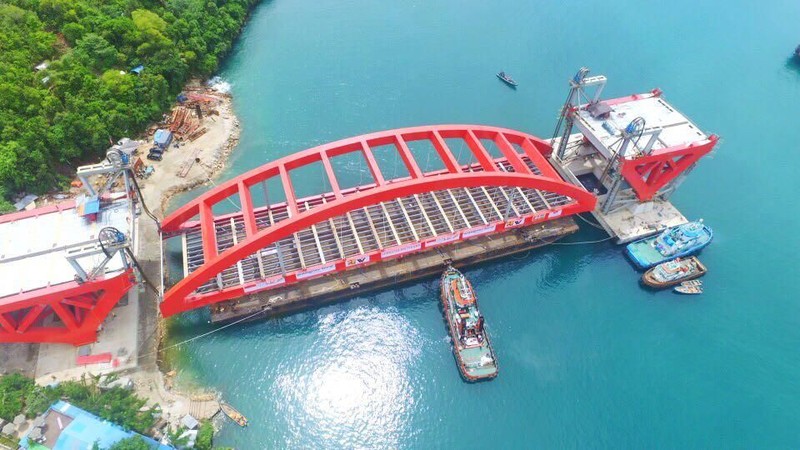 Museum Rekor Indonesia (MURI) memberikan 2 rekor pada proyek pembangunan Jembatan Holtekamp.