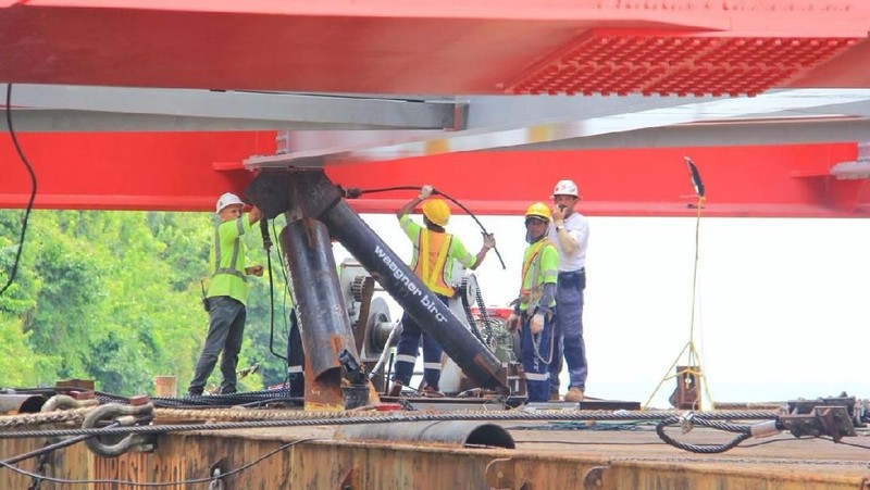 Museum Rekor Indonesia (MURI) memberikan 2 rekor pada proyek pembangunan Jembatan Holtekamp.
